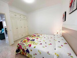 1 habitación, tabla de planchar con plancha y ropa de cama 