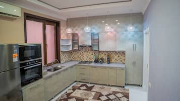 Frigorífico, microondas, horno y placa de cocina