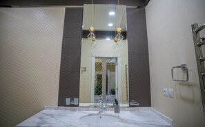 Dusj, hårføner, bidé og håndklær