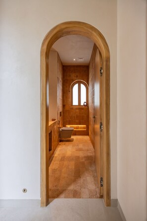 Shower, hair dryer, towels, soap - A 5 Bedroom Boutique Villa (Parra)