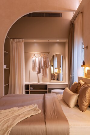 5 bedrooms, iron/ironing board, Internet, bed sheets - A 5 Bedroom Boutique Villa (Parra)