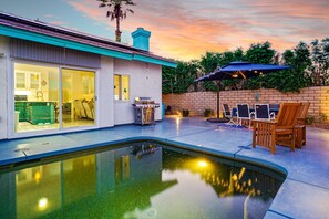 A backyard with a swimming pool, a barbecue grill, and outdoor furniture. - Palm Springs Escape Pool Spa Mountain Vibes (Palm Springs)