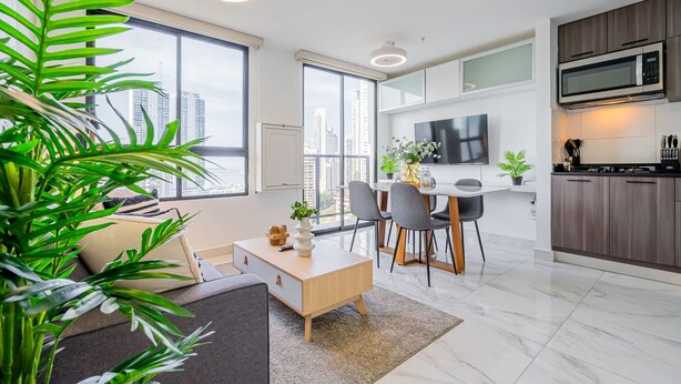 A modern apartment with a dining area, kitchen, and living space. - w Elegant 1BR w Bay View in Calle 50 (Panama City)