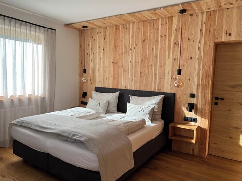 Geräumige Ferienwohnung im Alpin-Stil mit privatem Garten und Poolblick.