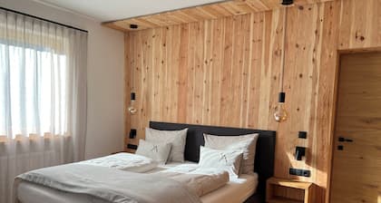 Geräumige Ferienwohnung im Alpin-Stil mit privatem Garten und Poolblick.
