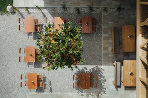 Property grounds - Spacious Alpine-style apartment with private garden and pool view. (Fiumes)