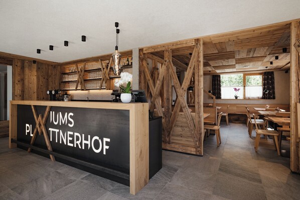 Dining - Spacious Alpine-style apartment with private garden and pool view. (Fiumes)