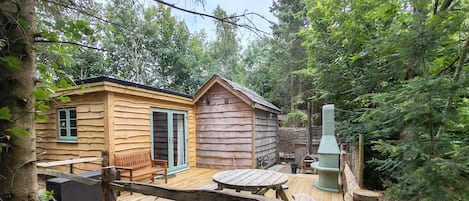 Chalet rustique, 1 chambre (Woodpecker Lodge with hot-tub)