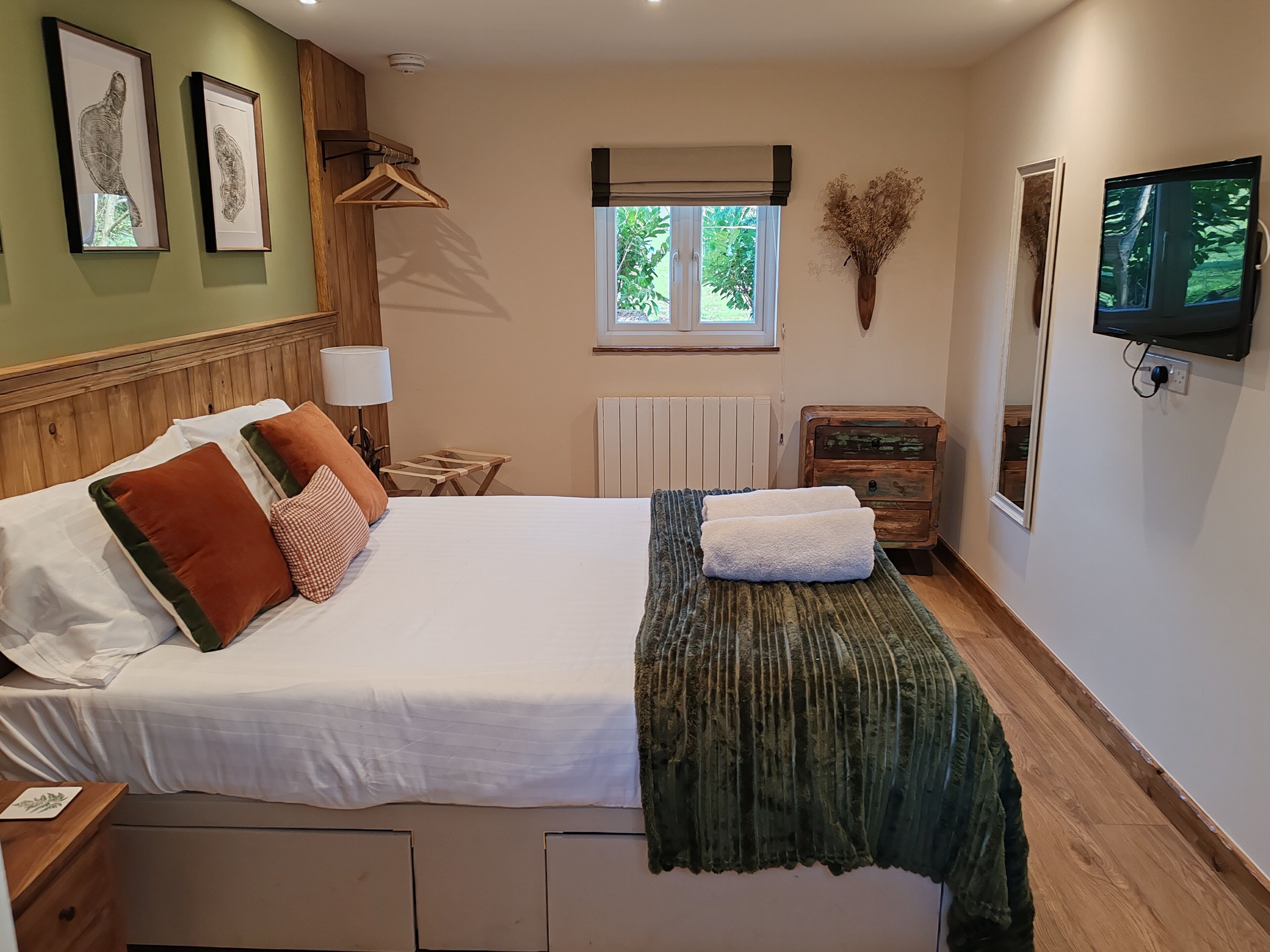 Ferienhütte, 1 Schlafzimmer (Pheasant Lodge with hot-tub) | Schallisolierte Zimmer, Bettwäsche
