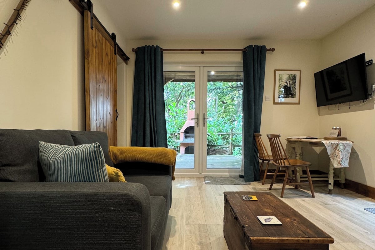 Cabin, 1 Bedroom (Badger - Eco lodge with hot tub) | Soundproofing, bed sheets