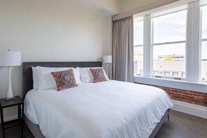 2 quartos, ferros/tábuas de passar roupa, roupa de cama