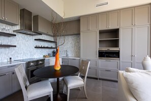 Geschirrspüler, Toaster, Mixer, Gewürze