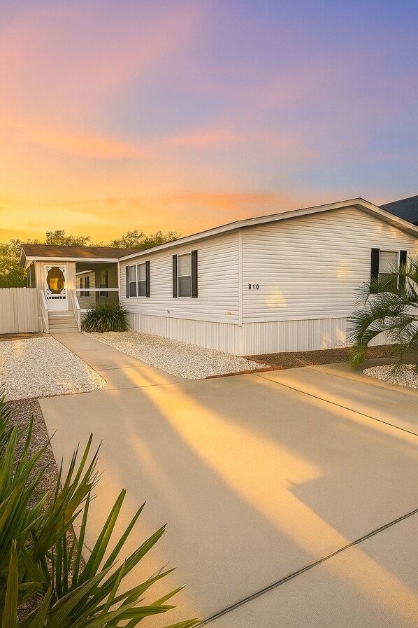 Exterior - 4 Bedroom-Peaceful Beach Getaway-The Turtle Nest- Beach 1 Mile-Grill (North Myrtle Beach)