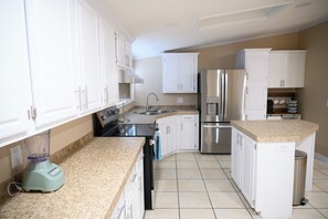 Fridge, microwave, oven, stovetop - 4 Bedroom-Peaceful Beach Getaway-The Turtle Nest- Beach 1 Mile-Grill (North Myrtle Beach)