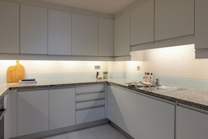 Three Bedroom Apartment | Dapur pribadi | Lemari es besar, microwave, oven, dan kompor