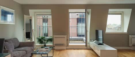 Studio Apartment | 高档床上用品、特色装修、特色家居、办公桌