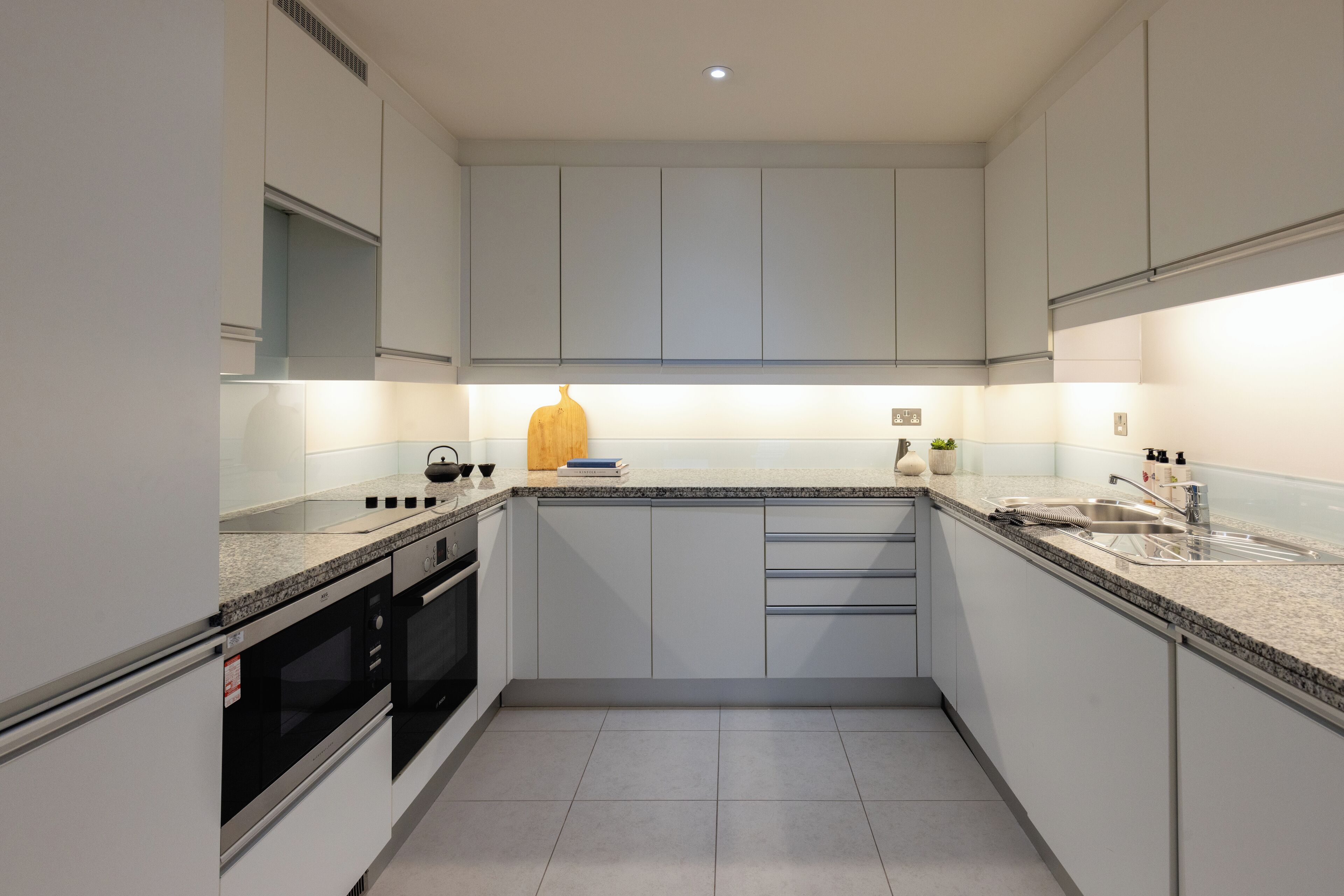 Three Bedroom Apartment | 私人廚房 | 大型冰箱、微  波爐、烤箱、爐台