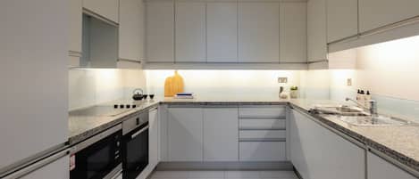 Three Bedroom Apartment | Eigene Küche | Großer Kühlschrank, Mikrowelle, Ofen, Herdplatte