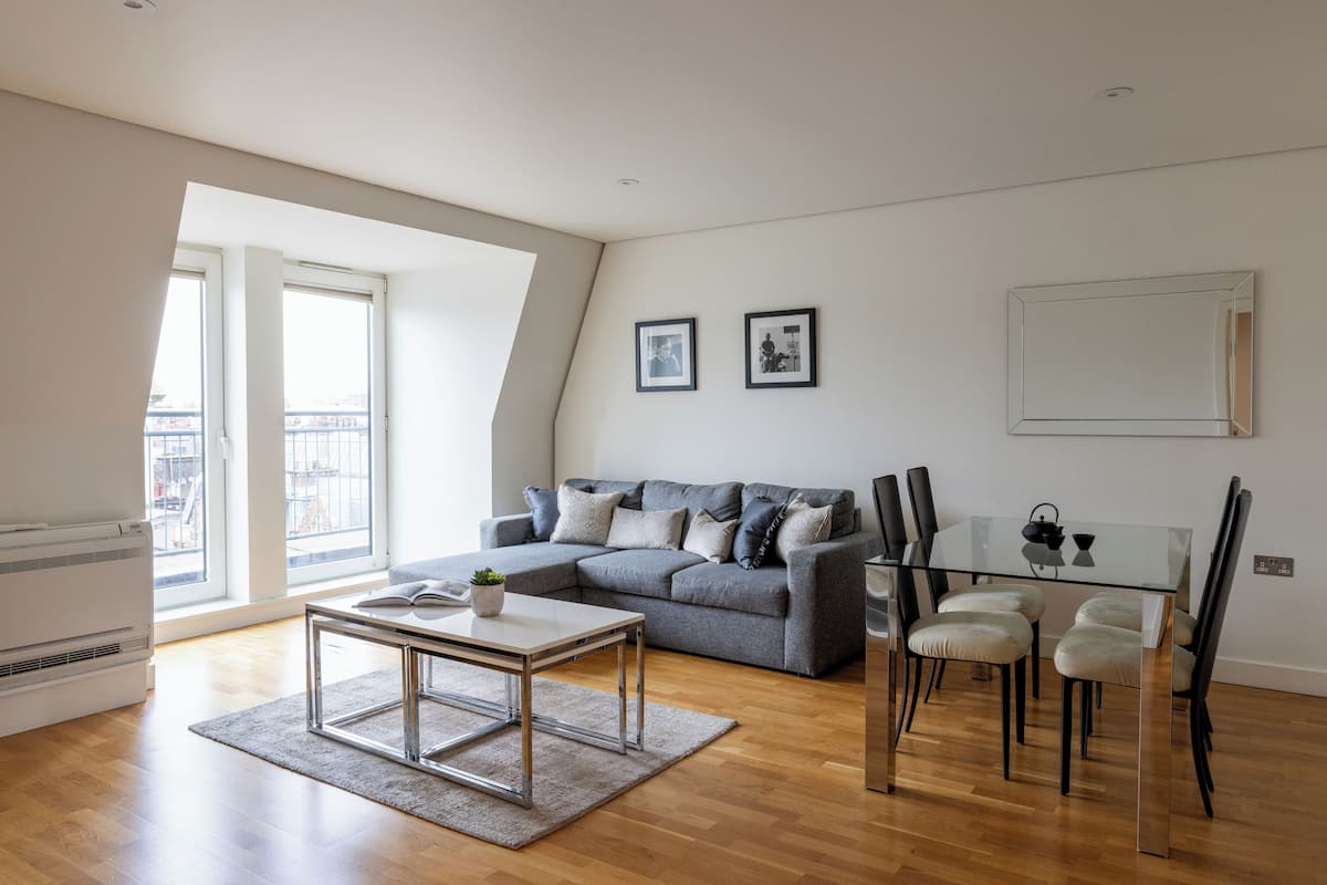 Two Bedroom Apartment | Coin séjour | TV connectée de 45 pouces avec chaînes par satellite