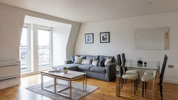 Two Bedroom Apartment | Área de estar | Smart TV 45 polegadas com canais via satélite