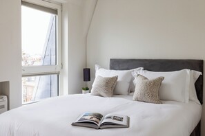 Two Bedroom Apartment | Seprai premium dan didekorasi berbeda-beda