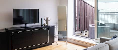 Three Bedroom Apartment | 거실 공간 | 위성 채널 시청이 가능한 45인치 스마트 TV