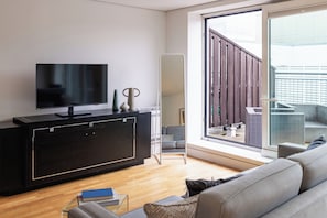 Three Bedroom Apartment | Coin séjour | TV connectée de 45 pouces avec chaînes par satellite
