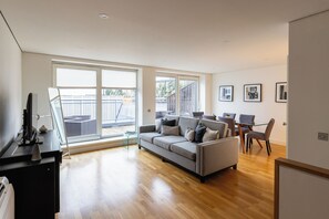 Three Bedroom Apartment | Oleskelualue | 45–tuumainen äly-TV, jossa satelliittikanavat