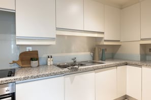 Two Bedroom Apartment | Cuisine privée | Grand réfrigérateur, micro-ondes, four, plaque de cuisson