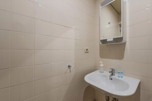 Studio (Studio) | Bathroom | Shower, hair dryer, towels, soap - Guestready - Musichall (Porto)