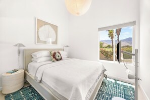 3 bedrooms, desk, iron/ironing board, travel cot - Park View Bungalow - Beautiful remodel in Demuth Park (Palm Springs)