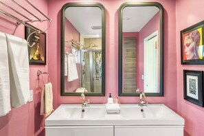 Hair dryer, towels - Park View Bungalow - Beautiful remodel in Demuth Park (Palm Springs)