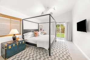 3 habitaciones, escritorio y tabla de planchar con plancha 