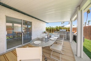 Outdoor dining - Park View Bungalow - Beautiful remodel in Demuth Park (Palm Springs)