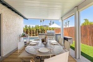 Outdoor dining - Park View Bungalow - Beautiful remodel in Demuth Park (Palm Springs)