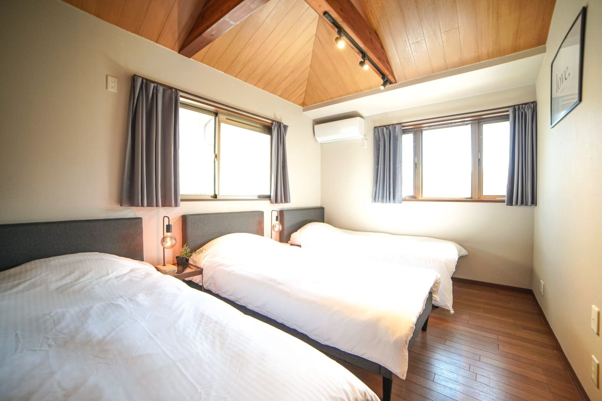 ستائر تعتيم وواي فاي مجانًا وملاءات أسرّة