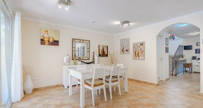 Villa with private pool and beautiful garden