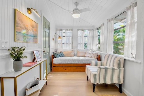 Tiny Tides: Adorable Cozy House!