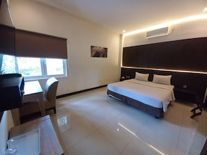 Signature Suite | Desk, laptop workspace, free WiFi