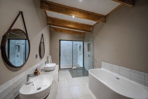 Chambre Supérieure, balcon, vue jardin | Salle de bain