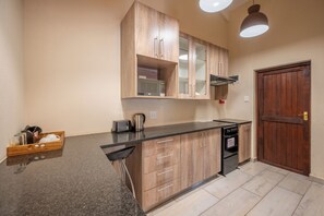 Deluxe Double Room, Balcony, Garden View | Private kitchen