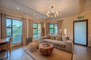 Executive Suite, Balcony, Garden View | Living area