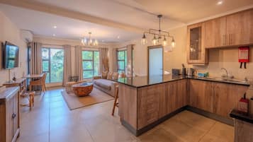Executive Suite, Balcony, Garden View | Private kitchen