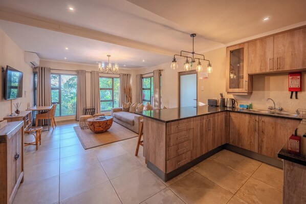 Suite ejecutiva, balcón, vistas al jardín | Cocina privada