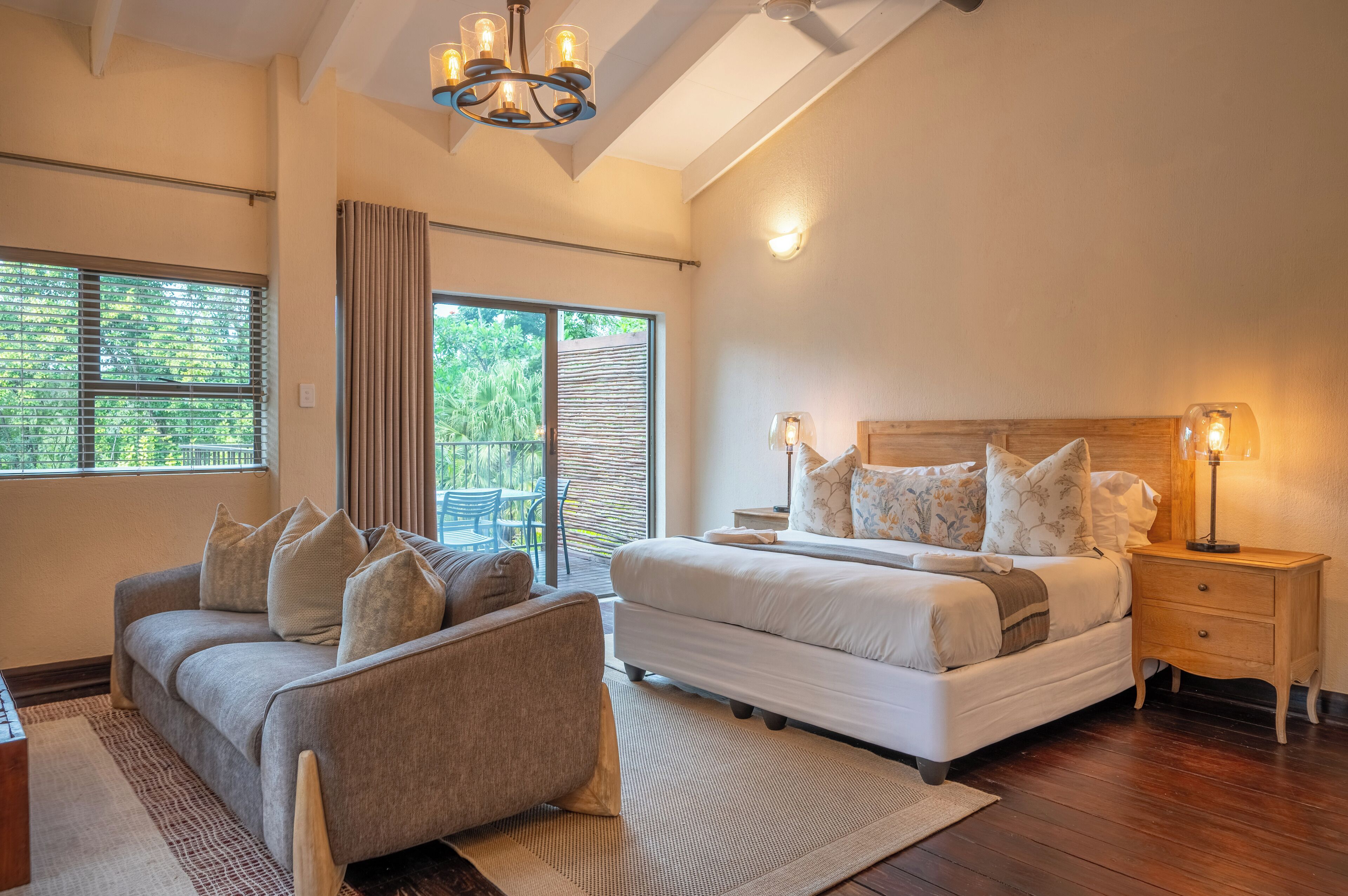 Caja de seguridad en la habitación y tabla de planchar con plancha 