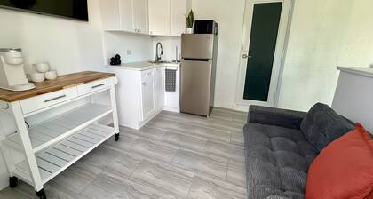 Private modern Oasis W kitchen & parking in beautiful Naples with AC