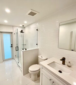 Shower, hair dryer, bidet, towels