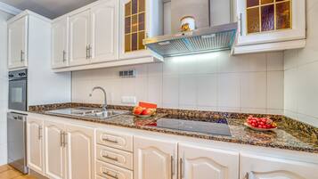 Een koelkast, een microgolfoven, een oven, een vaatwasser