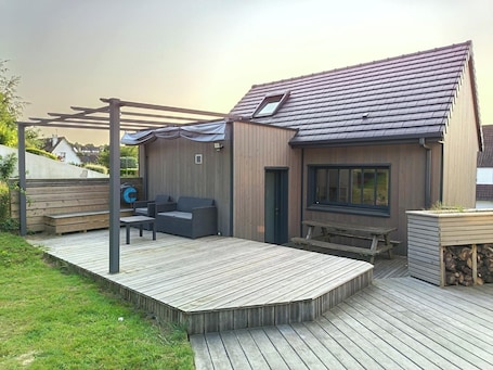 Outdoor dining. Wooden cottage
