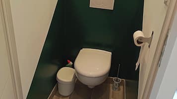 SĂšche-cheveux, serviettes fournies, papier toilette
